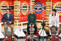 左から雨上がり決死隊・蛍原、アキナ。