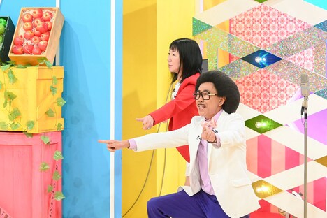 漫才を披露する梨とりんご。(c)TBS