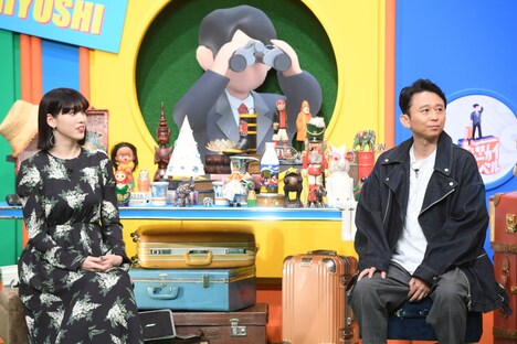 （左から）三吉彩花、有吉弘行。(c)TBS