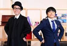左からリリー・フランキー、バカリズム。(c)FBS