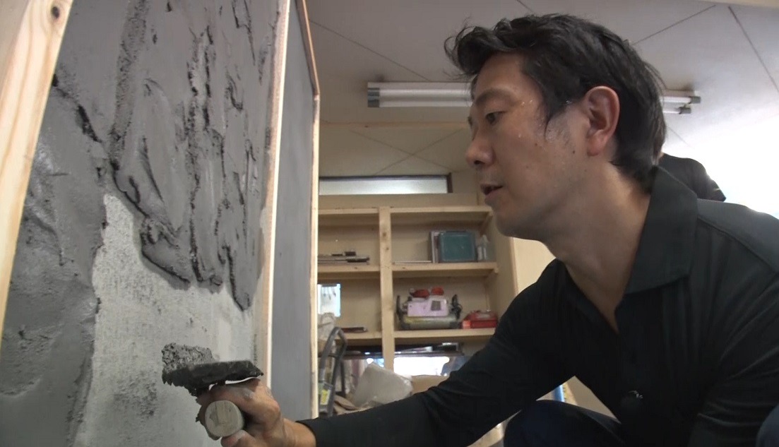 「それって!?実際どうなの課」で左官の仕事に挑むアキラ100%。(c)中京テレビ