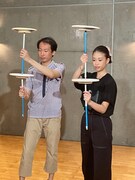 皿回しに挑む森川葵（右）。(c)中京テレビ