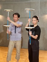 皿回しに挑む森川葵（右）。(c)中京テレビ