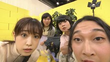 高橋ひかる（左）がゲスト出演する「お助け！コントット」のワンシーン。(c)テレビ朝日