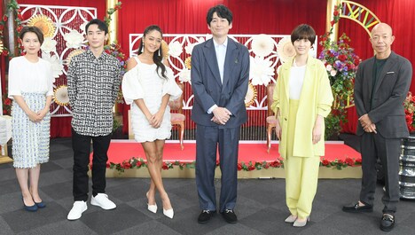 （左から）伊東楓アナ、よしあき、みちょぱ、博多大吉、前田敦子、バイきんぐ小峠。(c)TBS