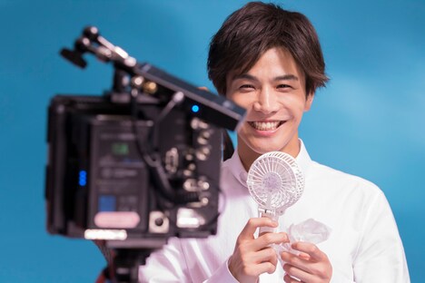 扇風機で涼む岩田剛典。