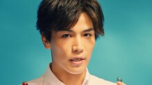 「コロロ」新CMより岩田剛典。