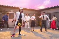 山之内すず、奈緒が参加する「スポーツ番長RX」のワンシーン。