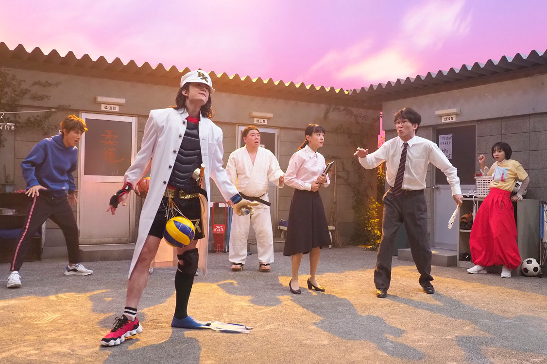 山之内すず、奈緒が参加する「スポーツ番長RX」のワンシーン。