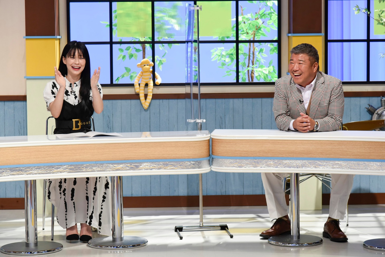 左からダレノガレ明美、亀田史郎。(c)読売テレビ