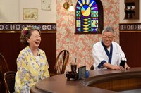 左から由紀さおり、笑福亭笑瓶。(c)読売テレビ