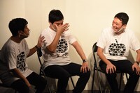 何度も観た予告編でまた涙するウエストランド河本（中央）。