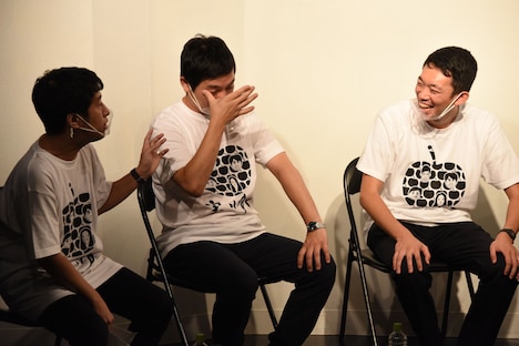 何度も観た予告編でまた涙するウエストランド河本（中央）。