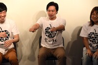 原付きに乗る日本エレキテル連合・橋本を再現するまんじゅう大帝国・田中。