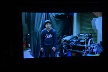 メイキング映像におさめられた松尾アトム前派出所。荷物番をしている。