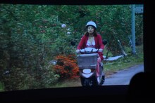 メイキング映像に収められた原付きに乗る日本エレキテル連合・橋本。