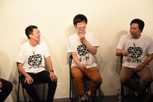 左から八木順一朗監督、まんじゅう大帝国。