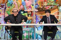 「アメトーーク！」に「ついついネットで買っちゃう芸人」として出演する（左から）劇団ひとり、バカリズム。(c)テレビ朝日