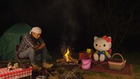 焚火をするヒロシ（左）とハローキティ（右）。
