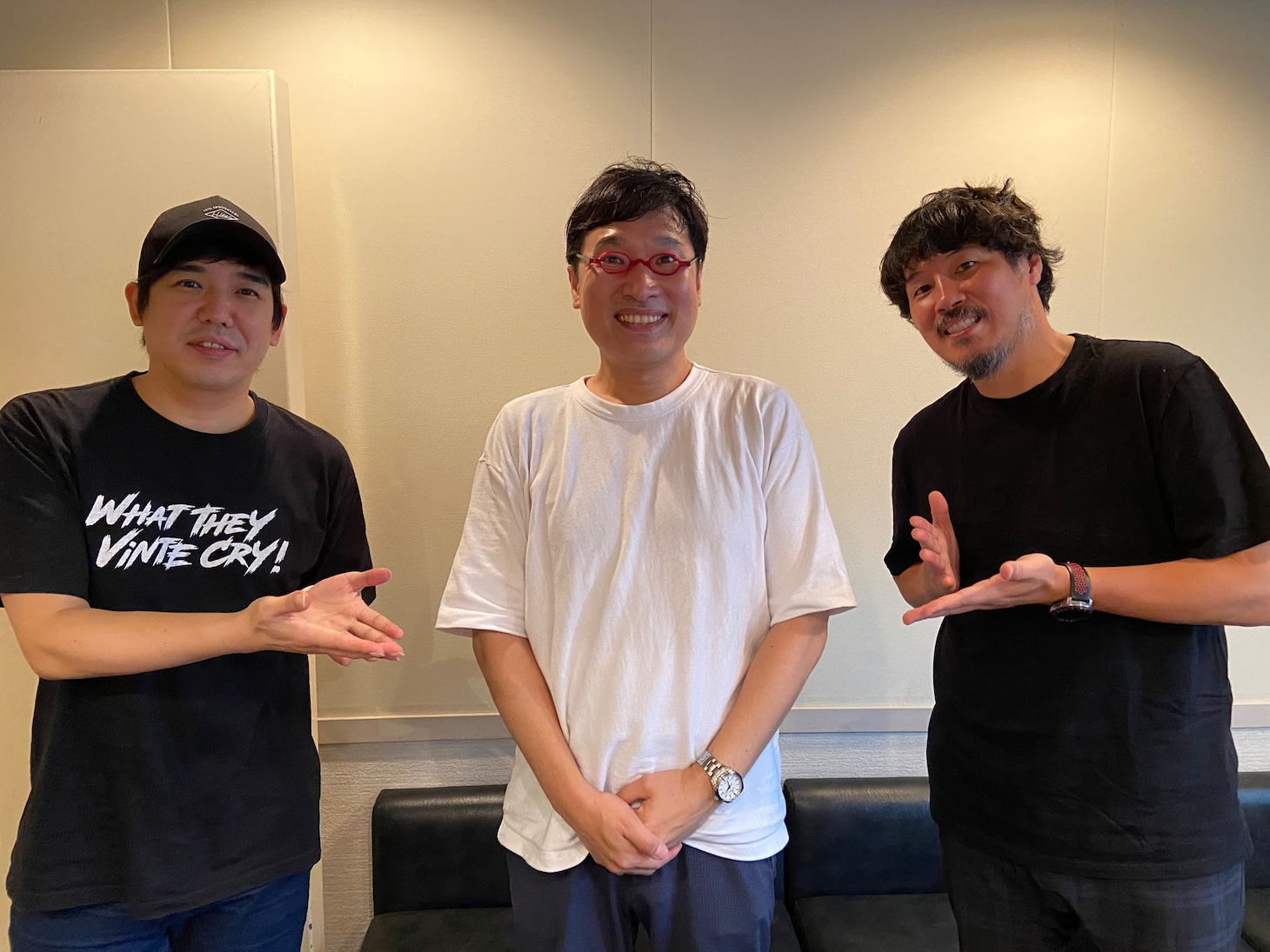スキマスイッチと南海キャンディーズ山里（中央）。