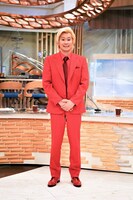 「とくダネ！」で今秋より従来の火曜に加えて金曜もスペシャルキャスターを務めるメイプル超合金カズレーザー。(c)フジテレビ