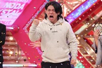 「R-1ぐらんぷり2020」で優勝を決めた直後の野田クリスタル。(c)関西テレビ