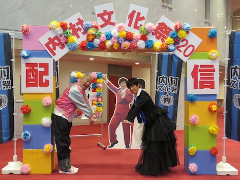 「内村文化祭 ’20 配信」に出演する（左から）キャイ～ン・ウド鈴木、内村光良。