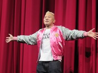 「内村文化祭 ’20 配信」の通しリハーサルに臨むキャイ～ン・ウド鈴木。