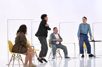 罰ゲームで電流を食らう東京03飯塚（左から2人目）。