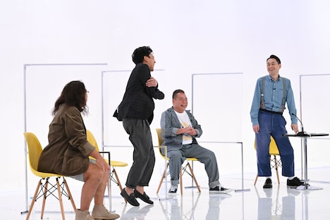 罰ゲームで電流を食らう東京03飯塚（左から2人目）。