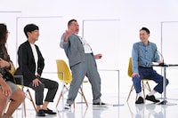 罰ゲームで電流を食らう出川哲朗（右から2人目）。