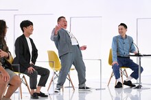 罰ゲームで電流を食らう出川哲朗（右から2人目）。
