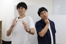 ロングコートダディ。左から堂前、兎。