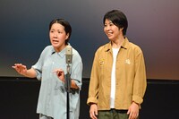 漫才を披露するAマッソ。