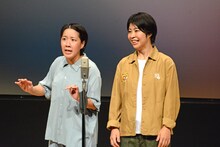 漫才を披露するAマッソ。