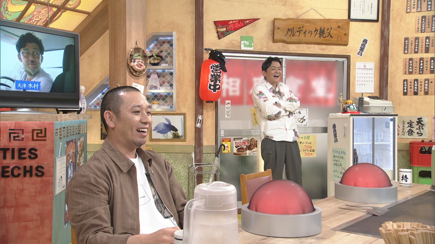 スタジオの千鳥。(c)ABCテレビ
