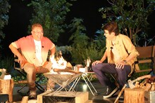 「石橋、薪を焚べる」に出演する（左から）サンドウィッチマン伊達、石橋貴明。(c)フジテレビ