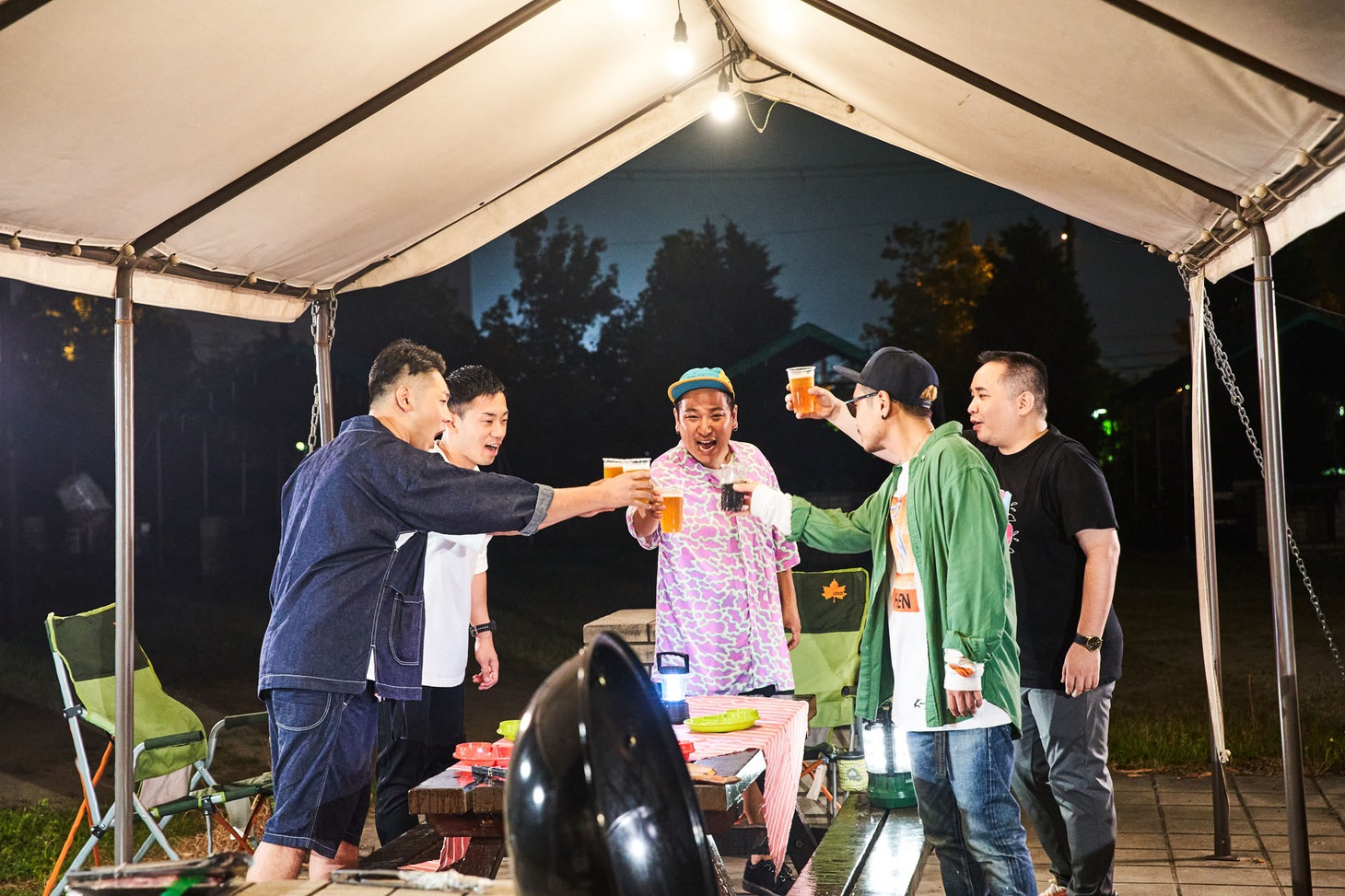 バーベキューを楽しむミルクボーイとベリーグッドマン。