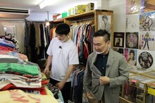 古着屋を見るかまいたち。