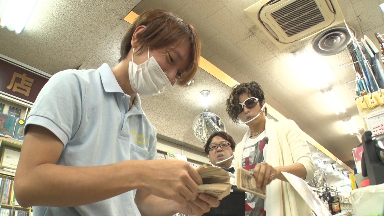 GACKT、キャイ～ン天野（中央）によるロケのワンシーン。(c)フジテレビ