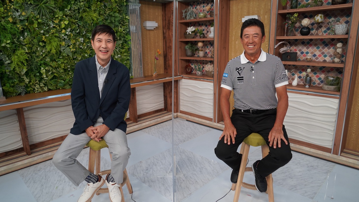 ゴルフ番組「戦略のゴルフ」に出演する（左から）関根勤、芹澤信雄。(c)BS12