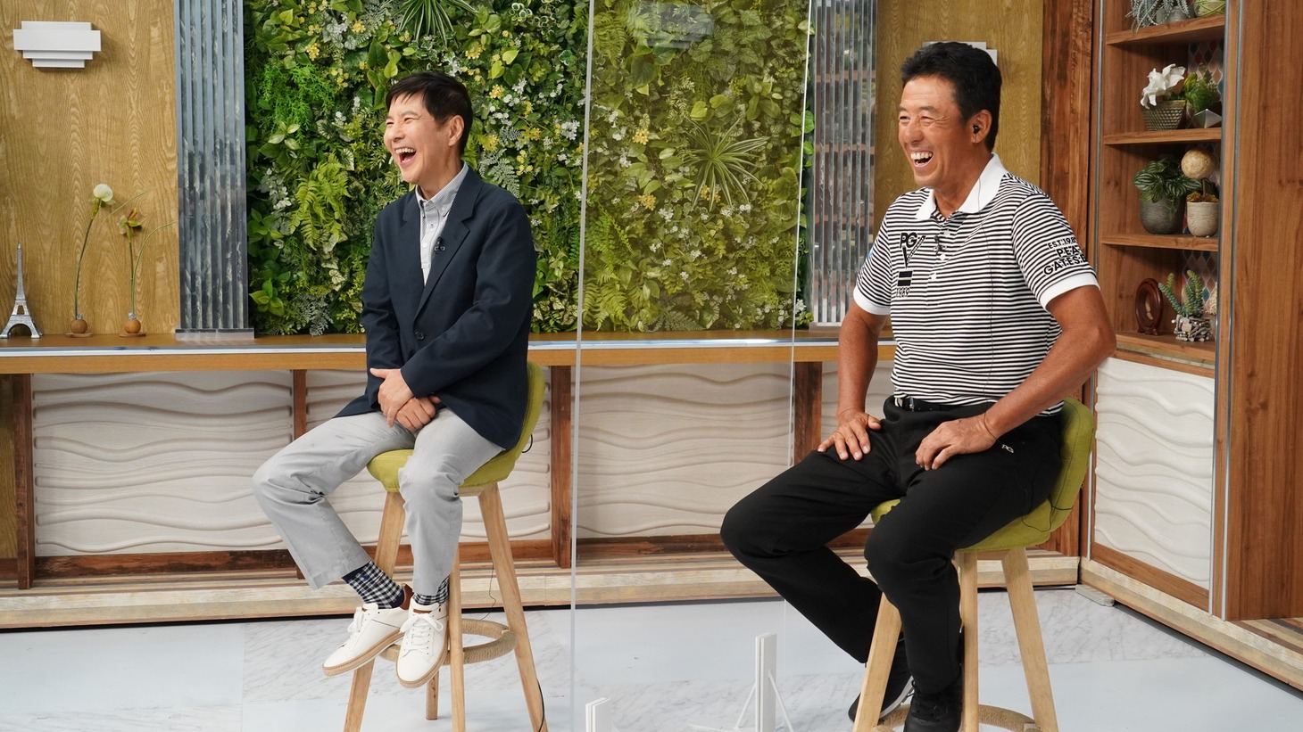 （左から）関根勤、芹澤信雄。(c)BS12