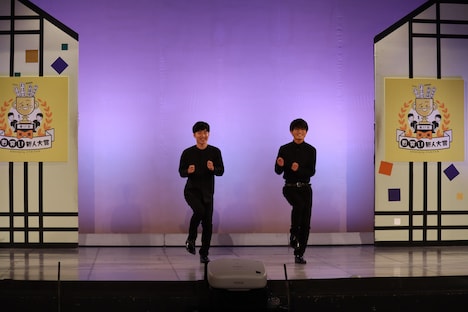 元気にリズムネタを披露するブラックデビル。