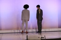 客席に背を向けたまま漫才をしてしまう諸田・津沼。