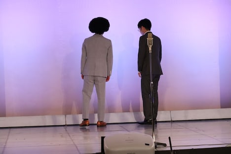 客席に背を向けたまま漫才をしてしまう諸田・津沼。