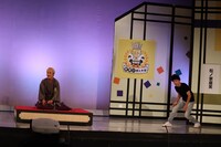 落語を披露する松ノ家座笑（左）。途中、自分が呼ばれたと勘違いした弟子（右）がステージに上がってしまった。