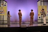 左から川島海荷、ジャルジャル、東野幸治。