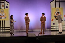 左から川島海荷、ジャルジャル、東野幸治。