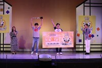 「第17回祇園お笑い新人大賞」で優勝したタッチワゴン（中央）。