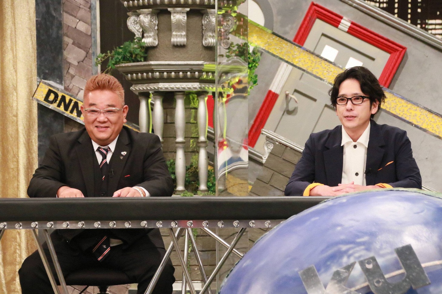 「全力！脱力タイムズSP」に出演する（左から）サンドウィッチマン伊達、二宮和也。(c)フジテレビ